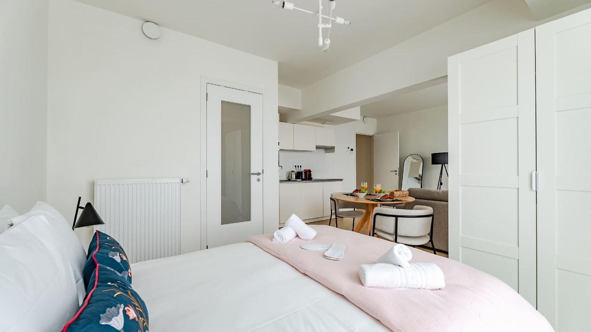 Large In A Serviced Building Apartment *