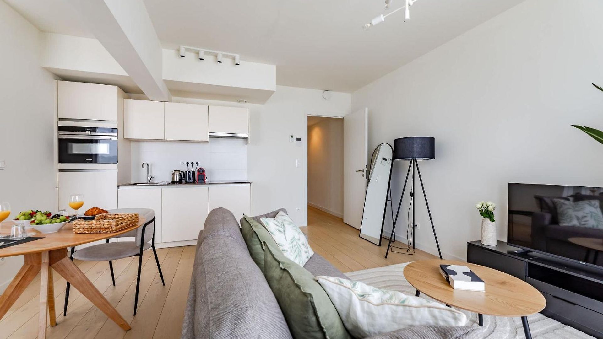 Large In A Serviced Building Apartment