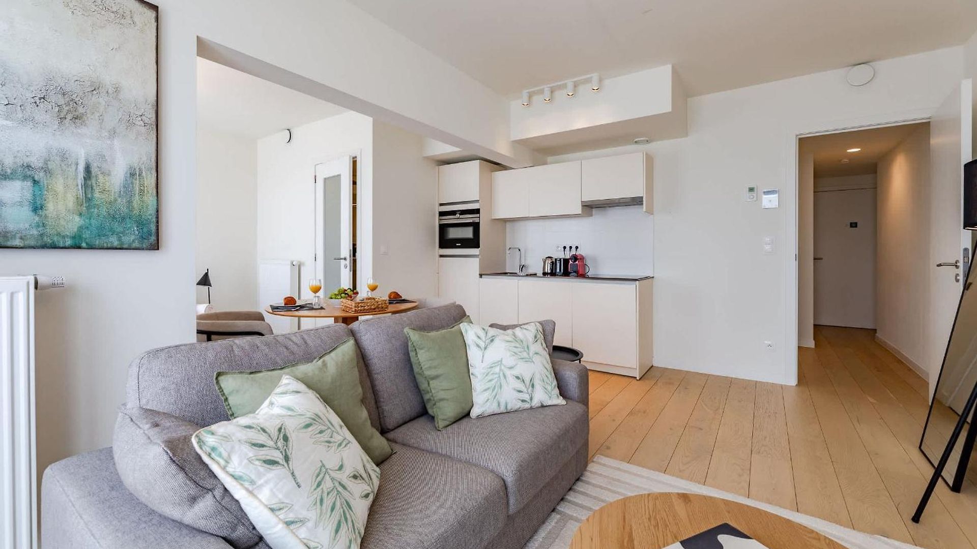 Large In A Serviced Building Apartment