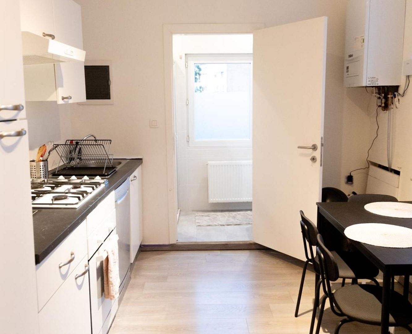 Sous Toit Lumineux Avec Garage Et 4 Pieces En Enfilade Appartement Brussel