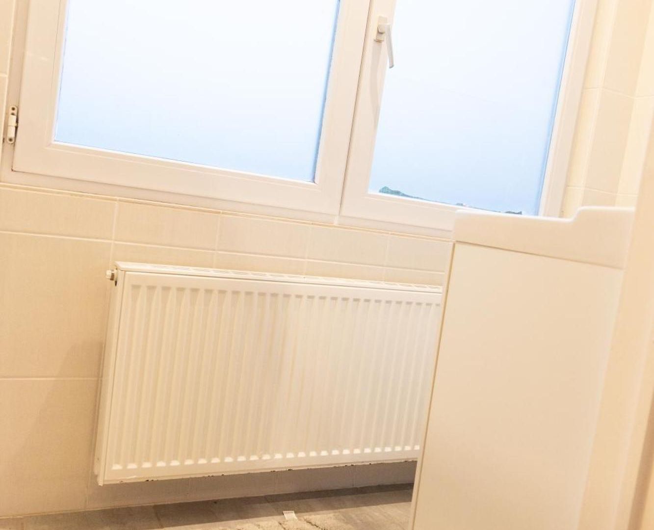 Sous Toit Lumineux Avec Garage Et 4 Pieces En Enfilade *