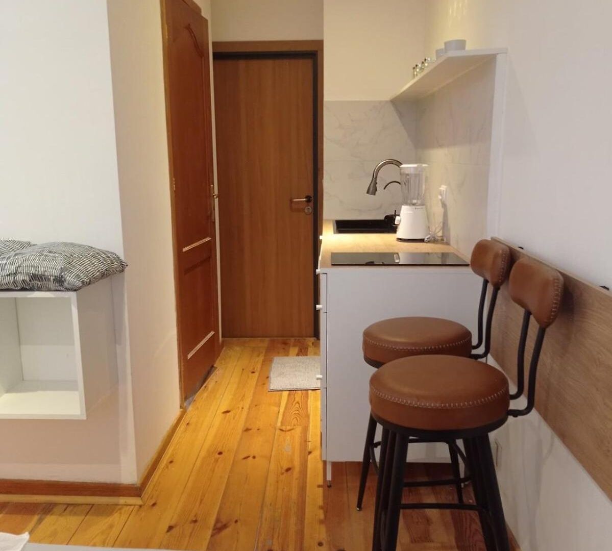 Cozy And Centrally Located *