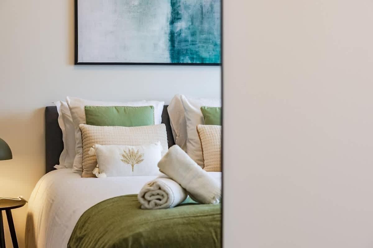 Luxurious 2-br Flat Near Nato & Eu Apartment *