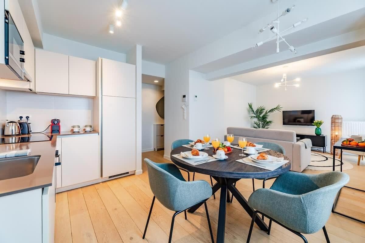 Luxurious 2-br Flat Near Nato & Eu Apartment *