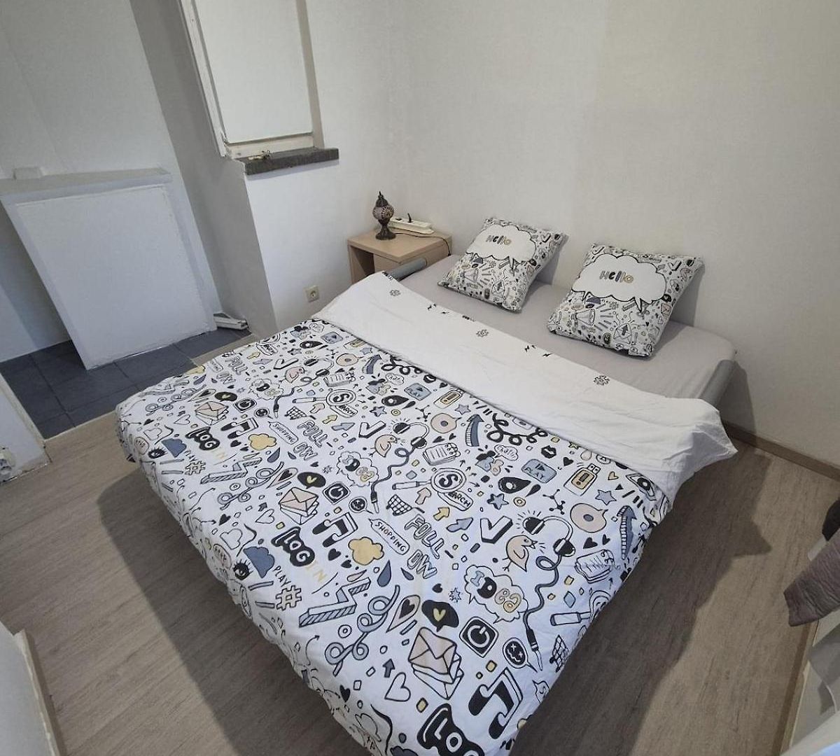 Large 1st Floor Apartment, Schaerbeek, Apartment *