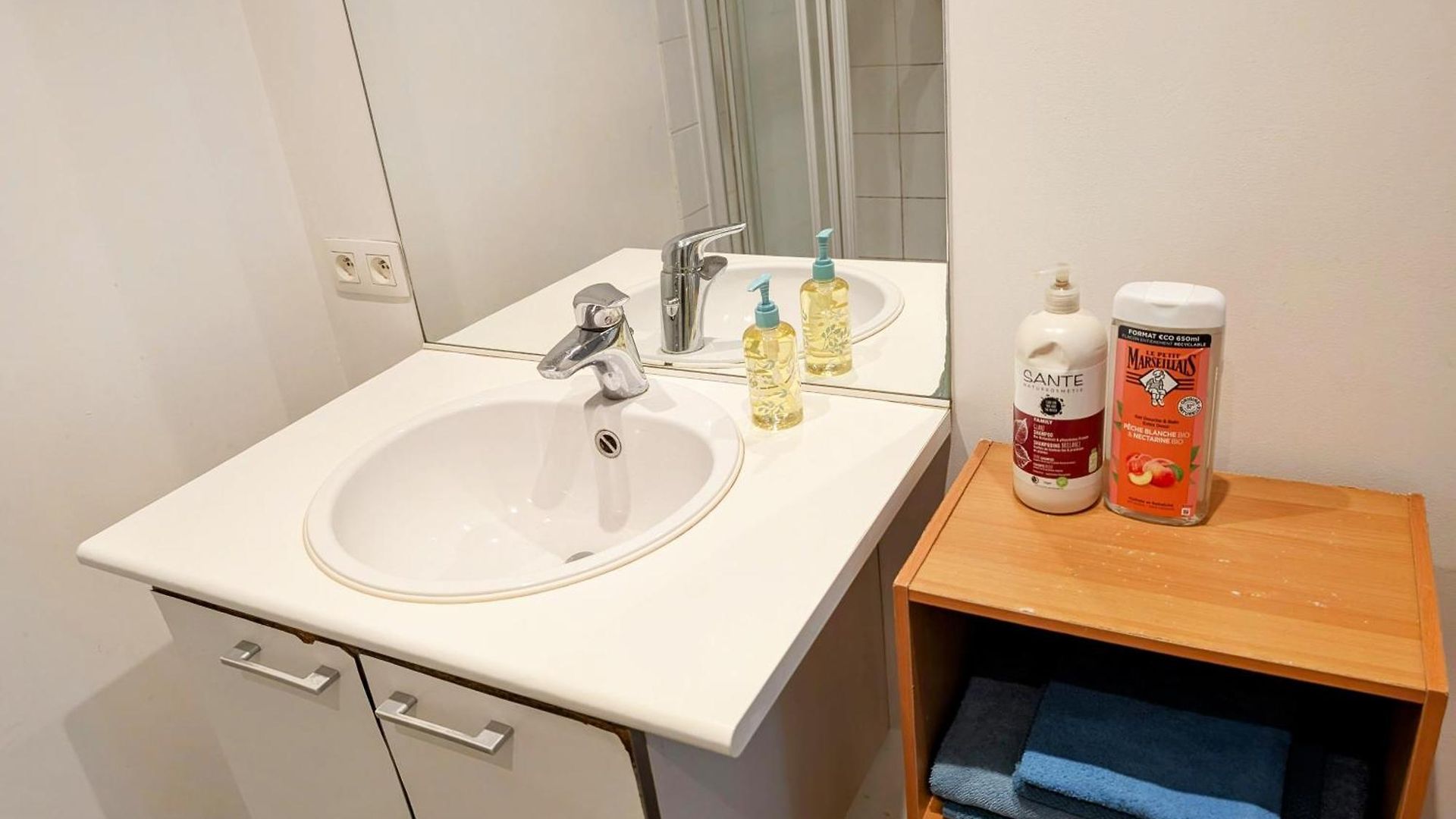 And Convenient Near Supermarkets And Public Transports Apartment *