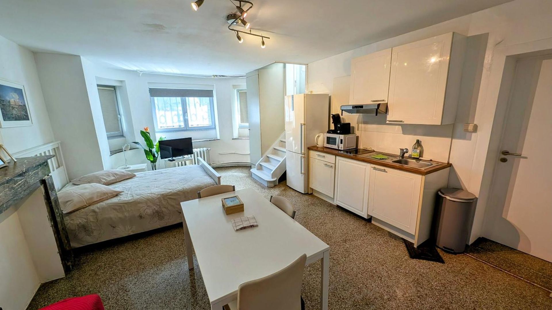 And Convenient Near Supermarkets And Public Transports Apartment Brussels