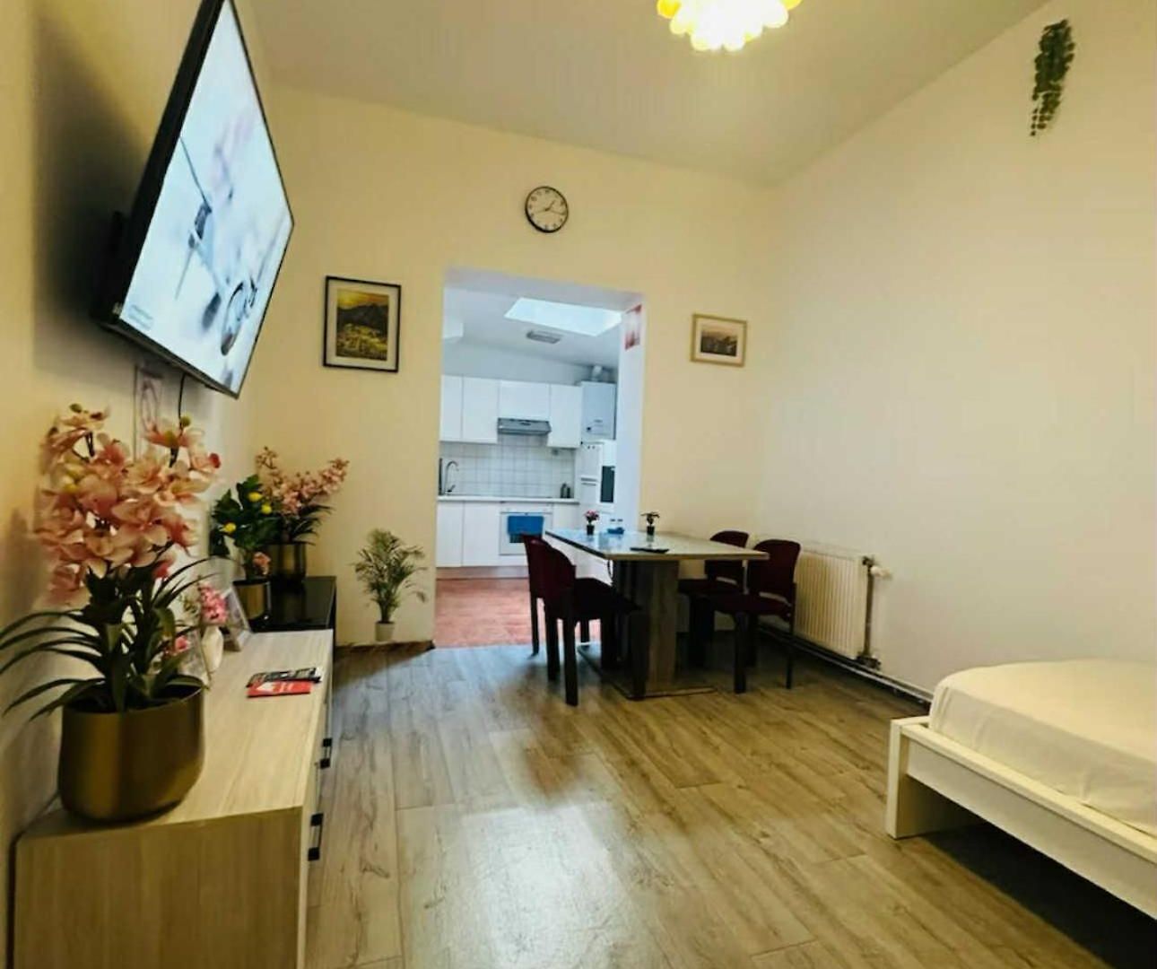 Modern & Comfortable Center Oasis~king Bed ! Apartment