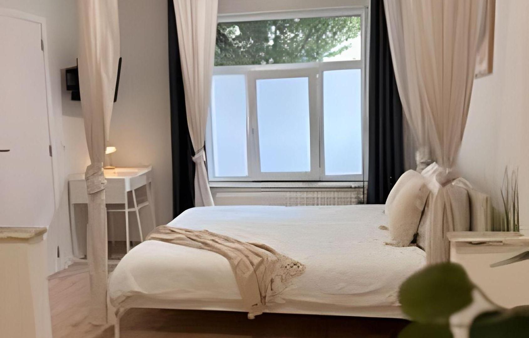 Comfortable 10 Min From Midi Station And 15 Min From Center