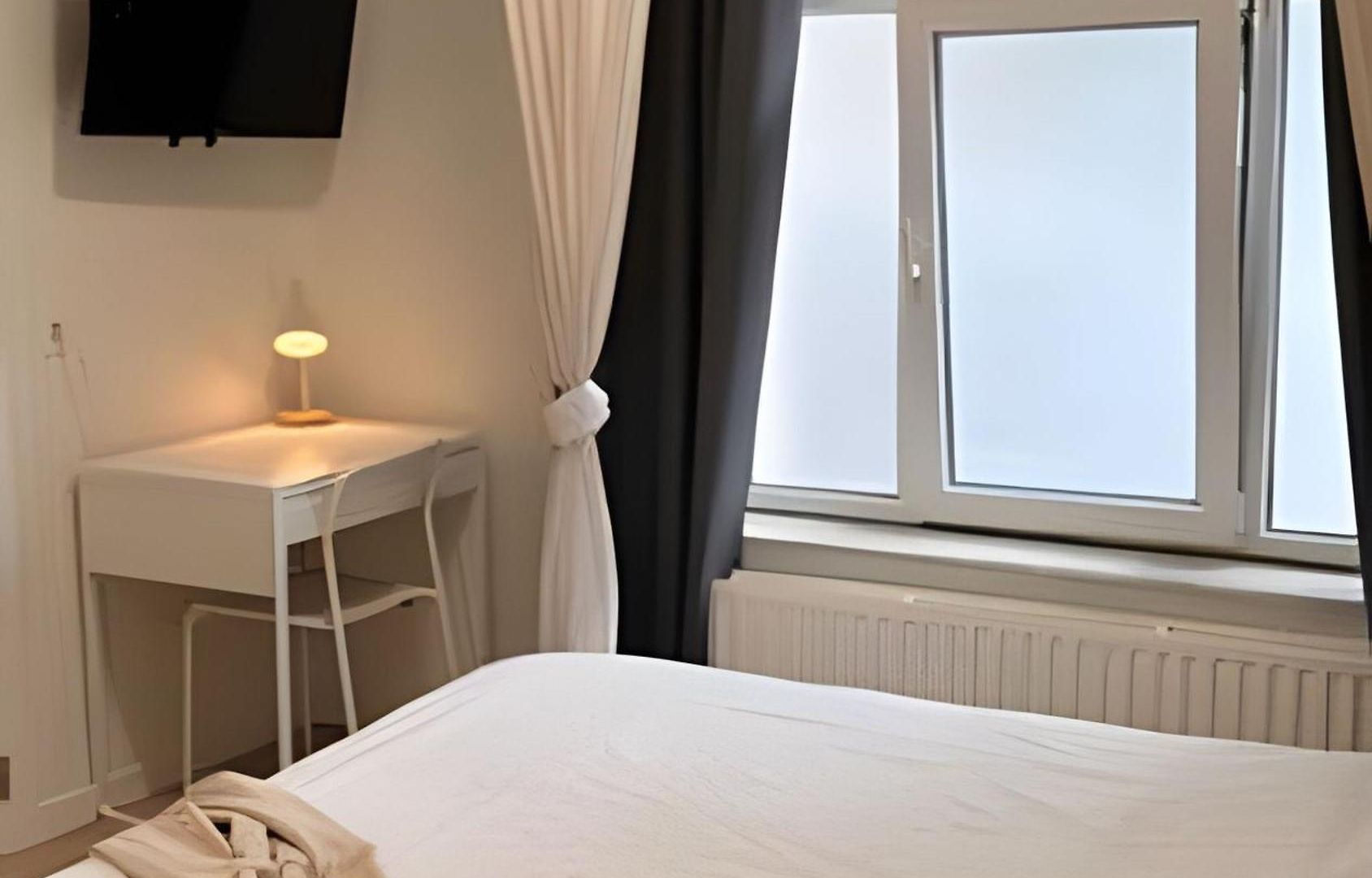 Comfortable 10 Min From Midi Station And 15 Min From Center Apartment *