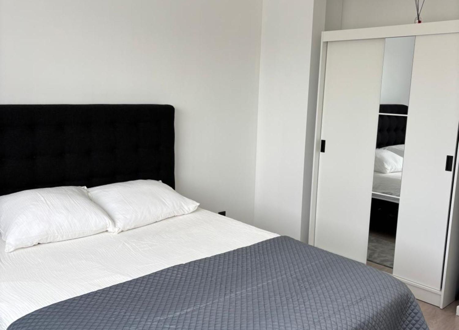 Stylish, Modern & Spacious In Apartment *