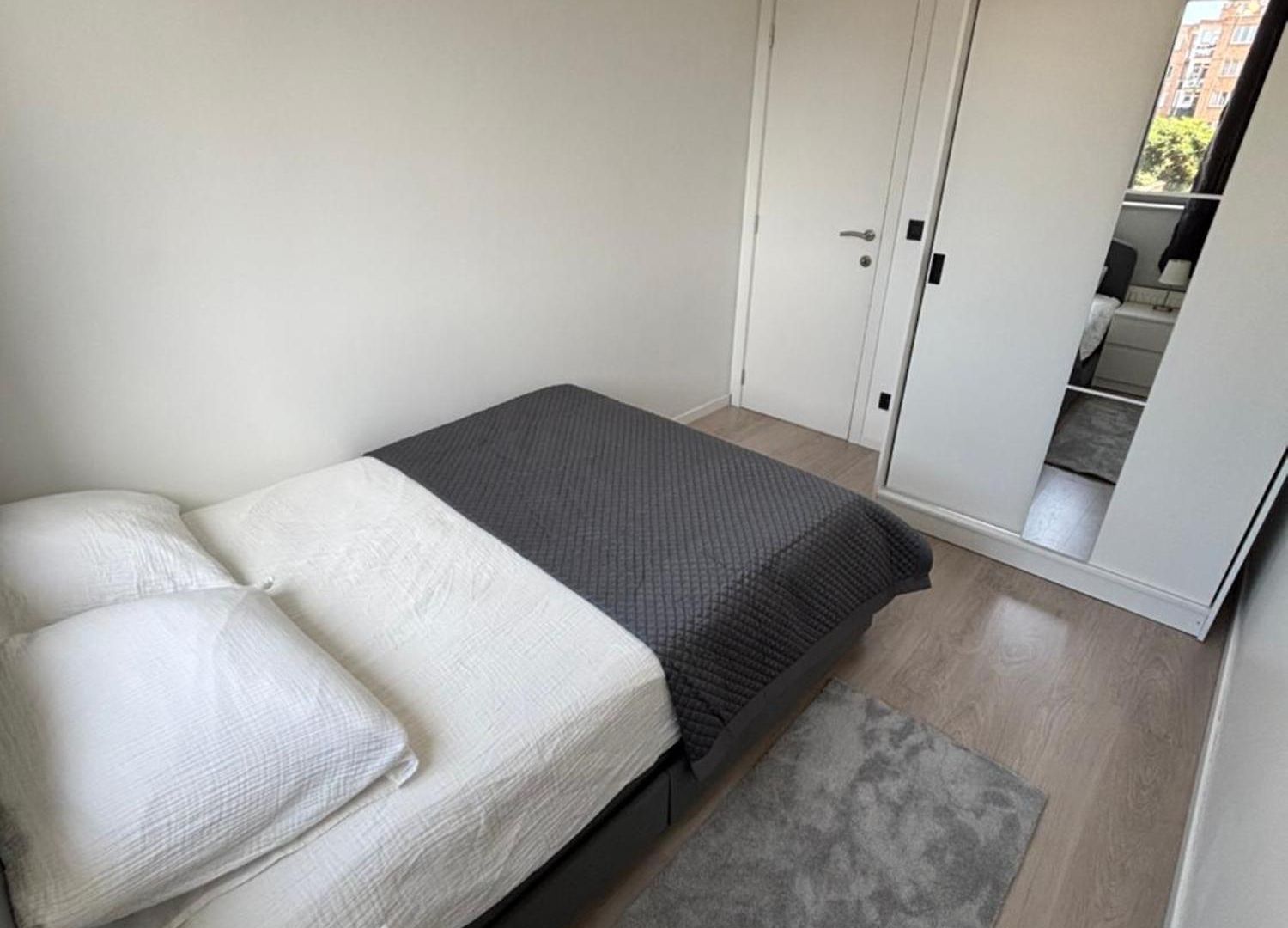 Stylish, Modern & Spacious In Apartment *