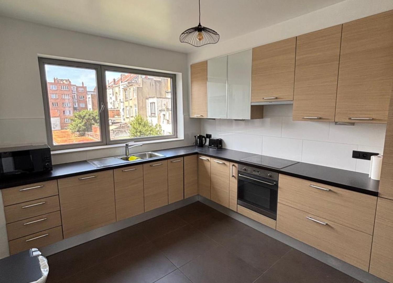 Stylish, Modern & Spacious In Apartment *
