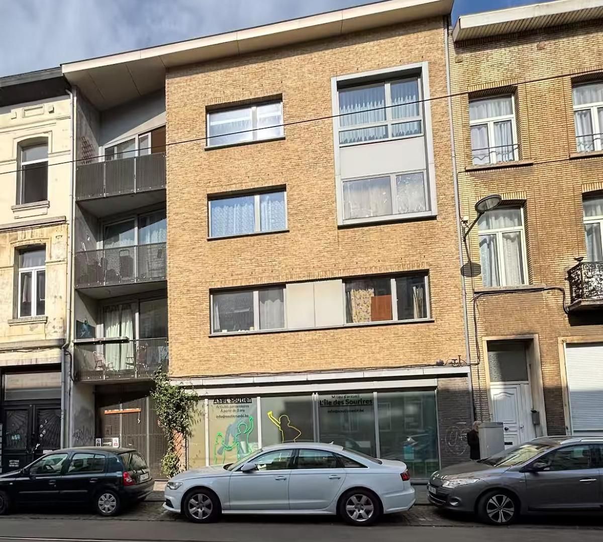 Stylish, Modern & Spacious In Apartment *