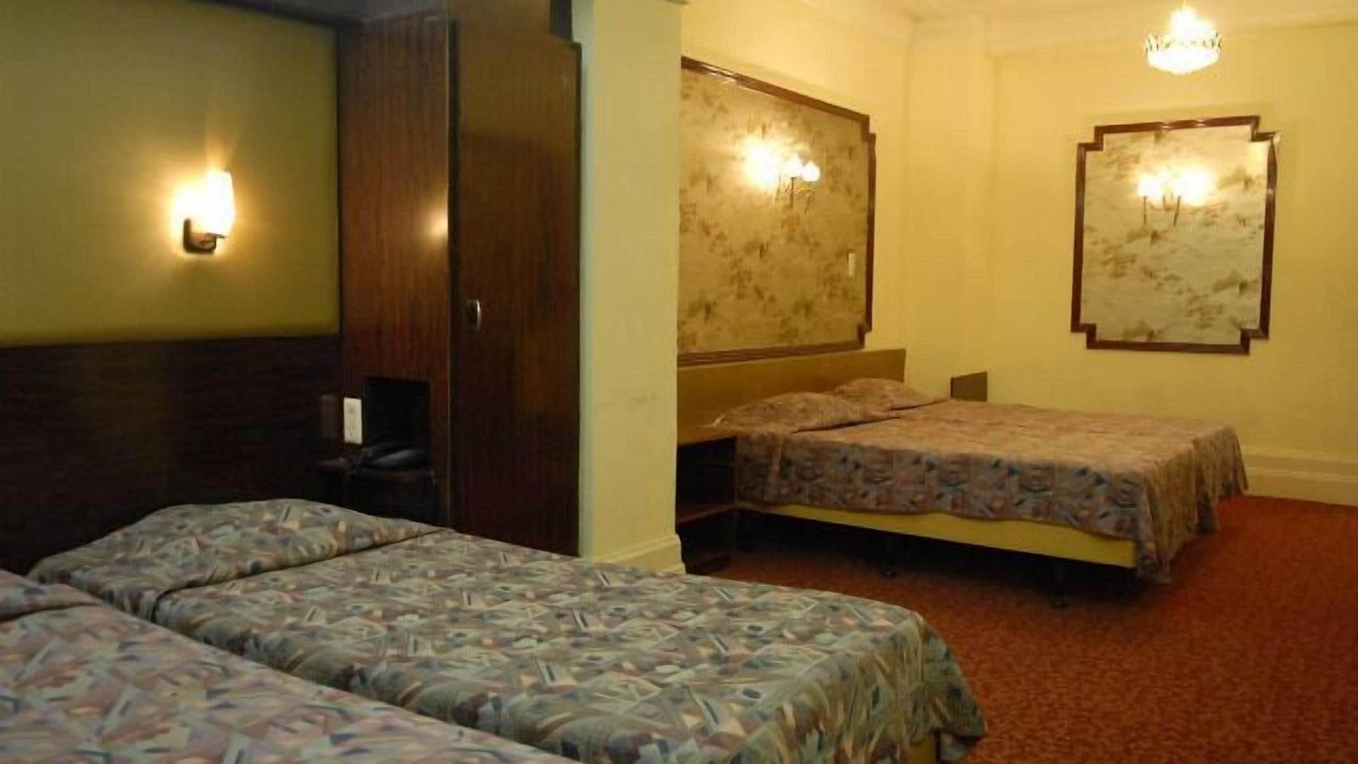 Manhattan Hotel *