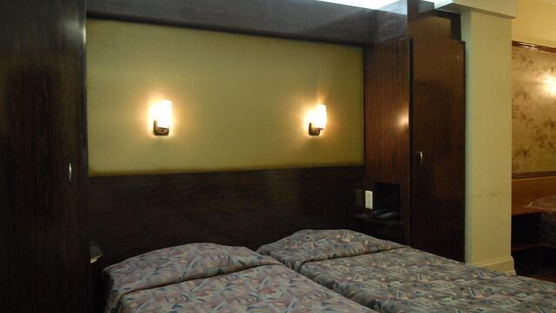 Manhattan Hotel *