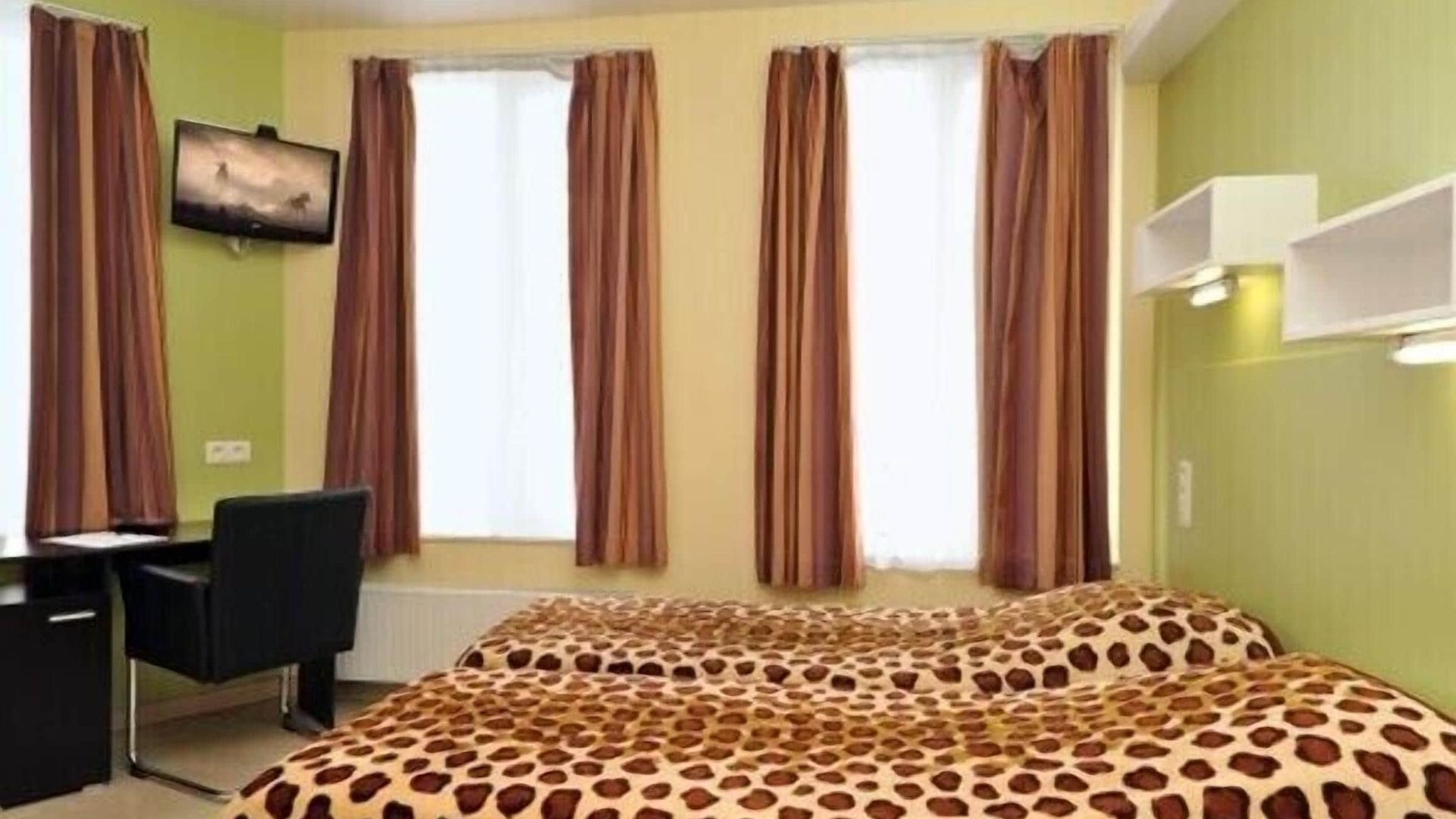 The Moon Hotel 2*