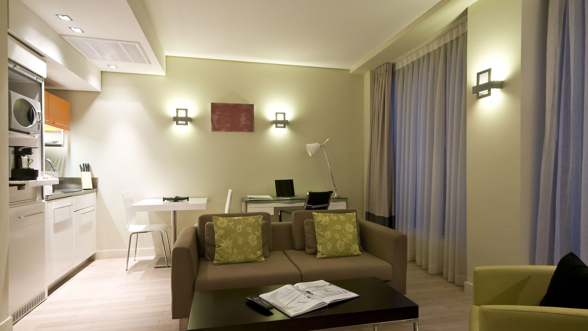 B-aparthotel Grand Place 4*