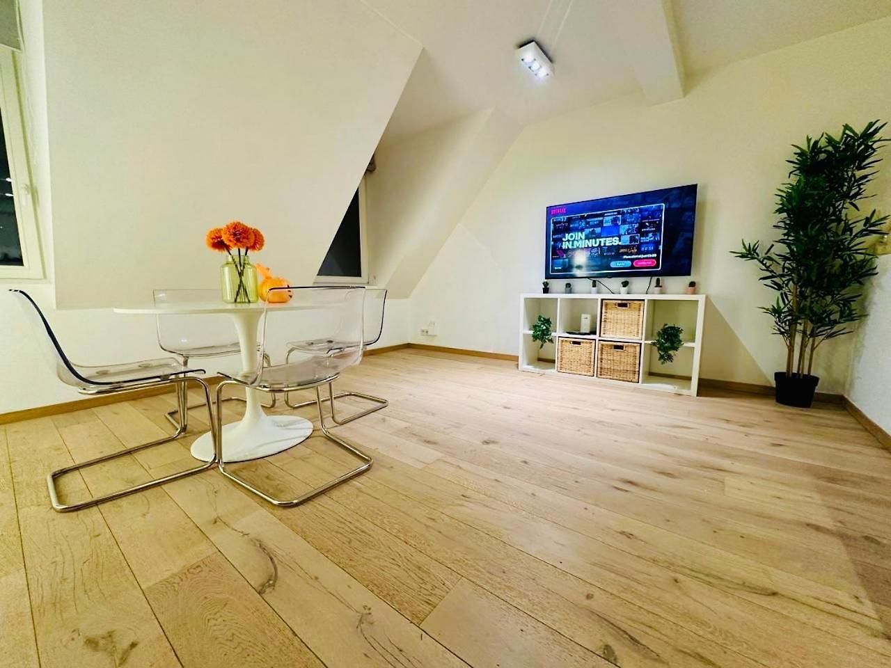 The Experience - 2 Bedroom Bright, Spacious & Apartment
