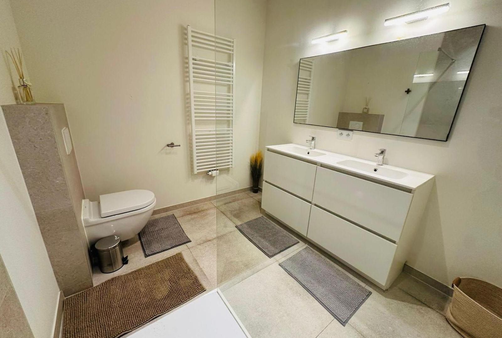The Experience - 2 Bedroom Bright, Spacious &