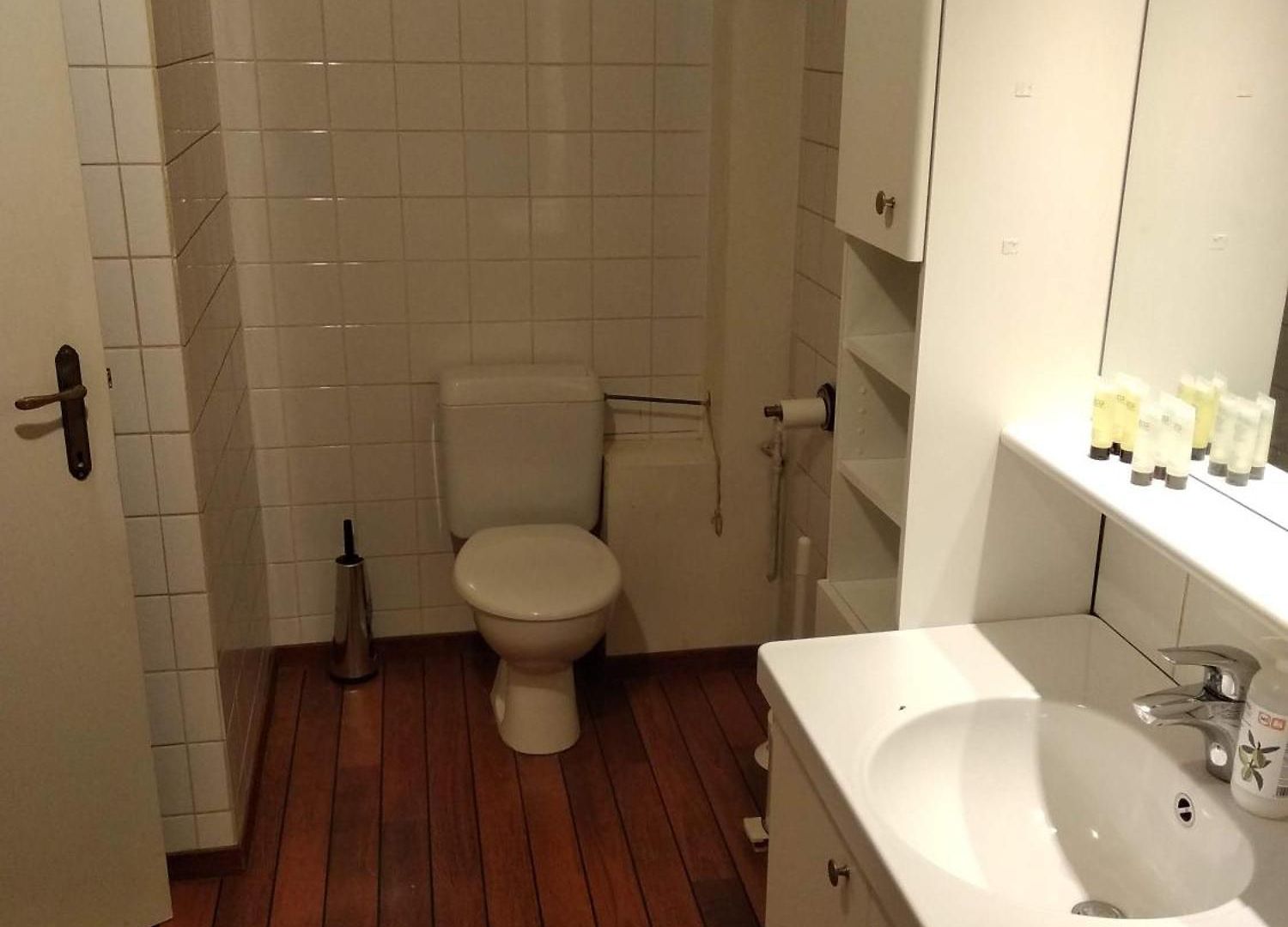 Modern Half-basement 1br Near Montgomery & Vub *