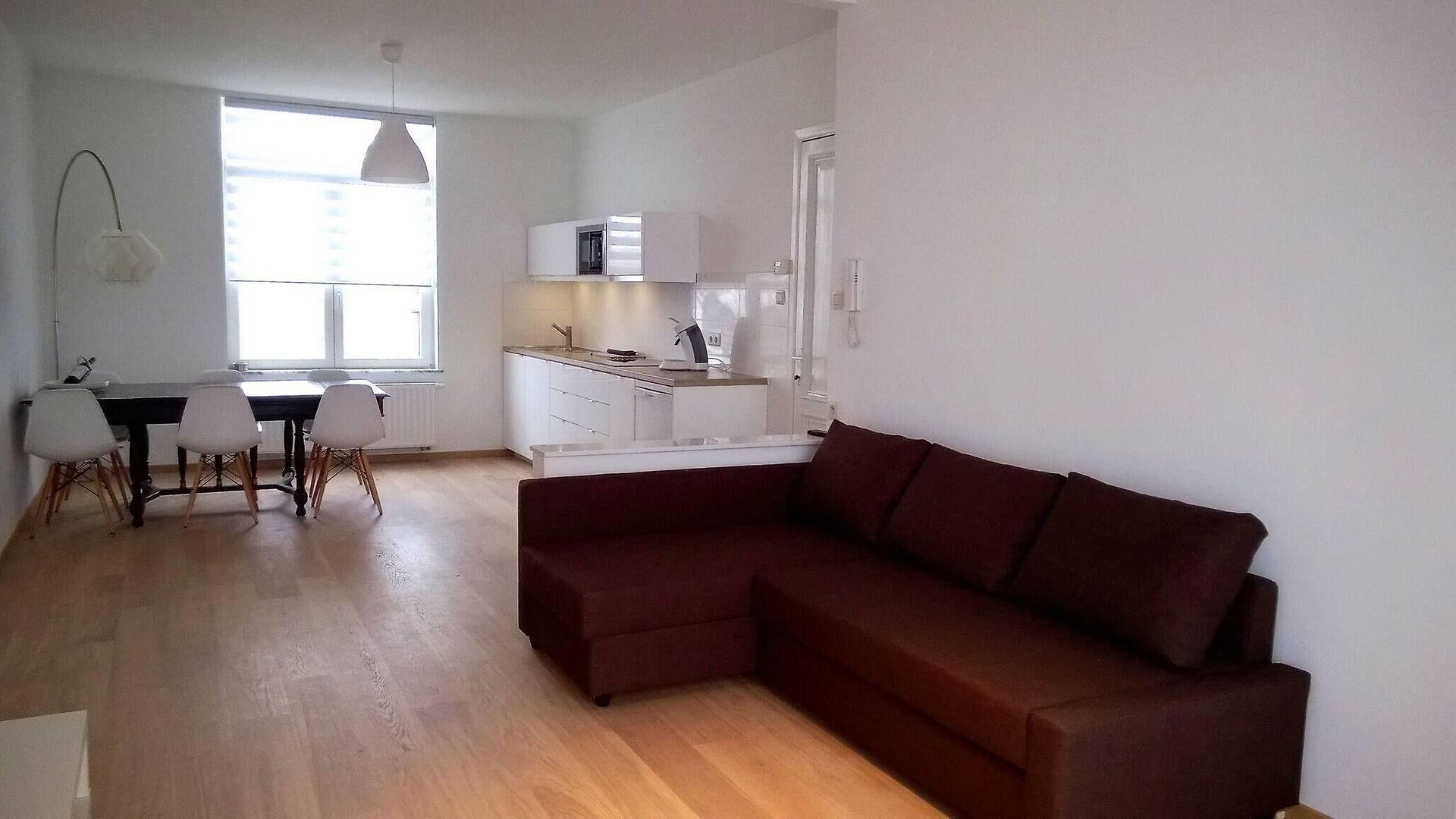 Apartment Almost White, Near Train, Metro N7688