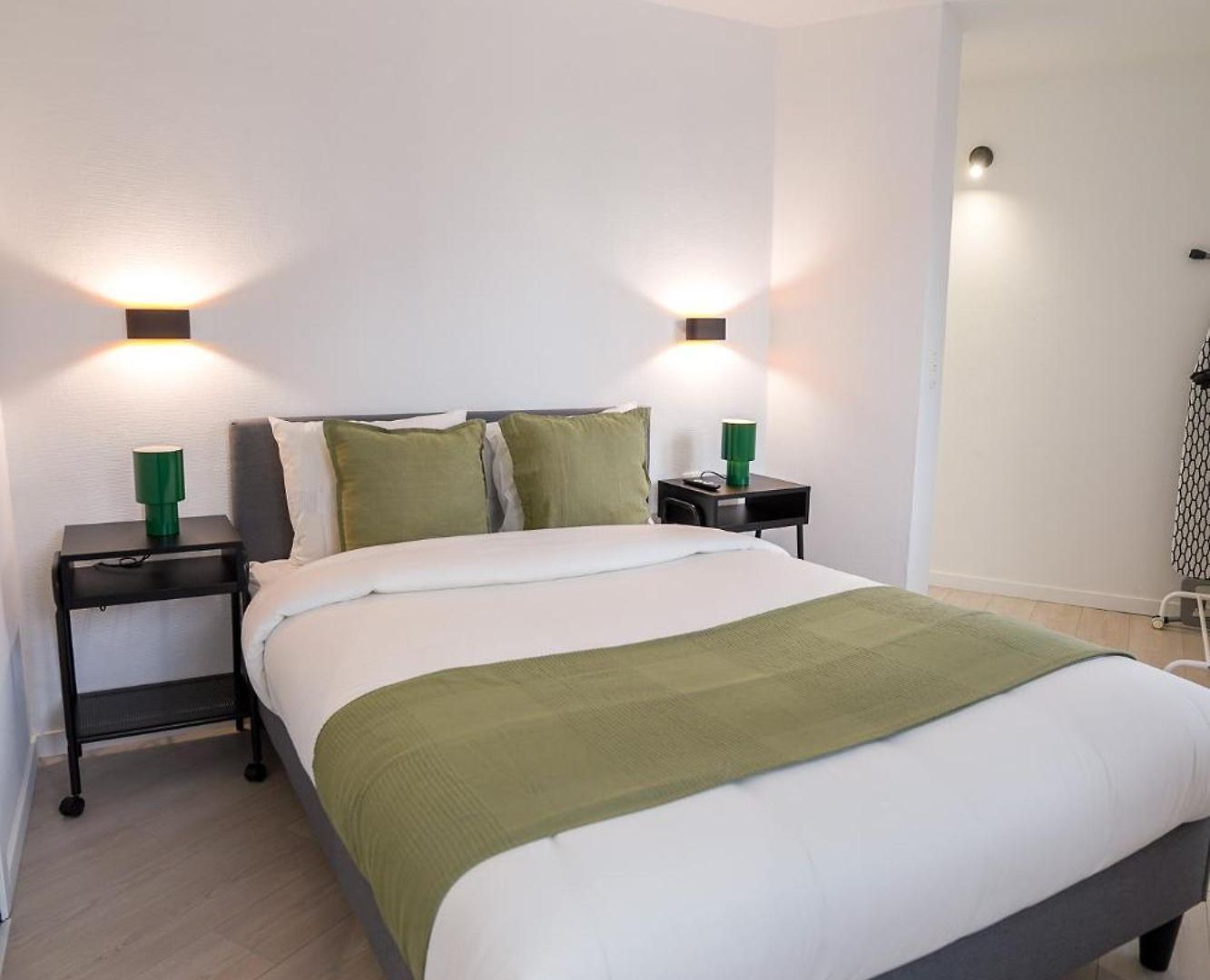 Luxembourg 6 * Brussels