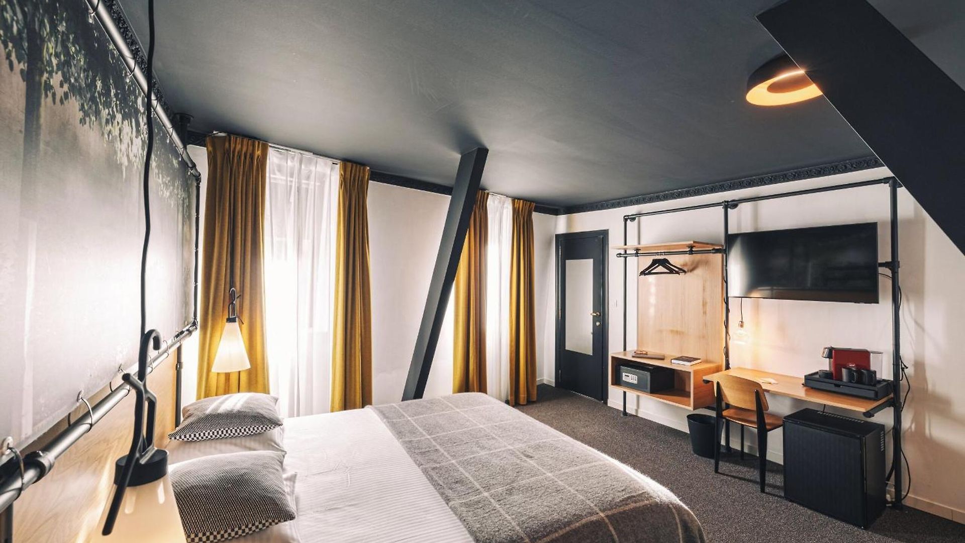 Zoom Hotel