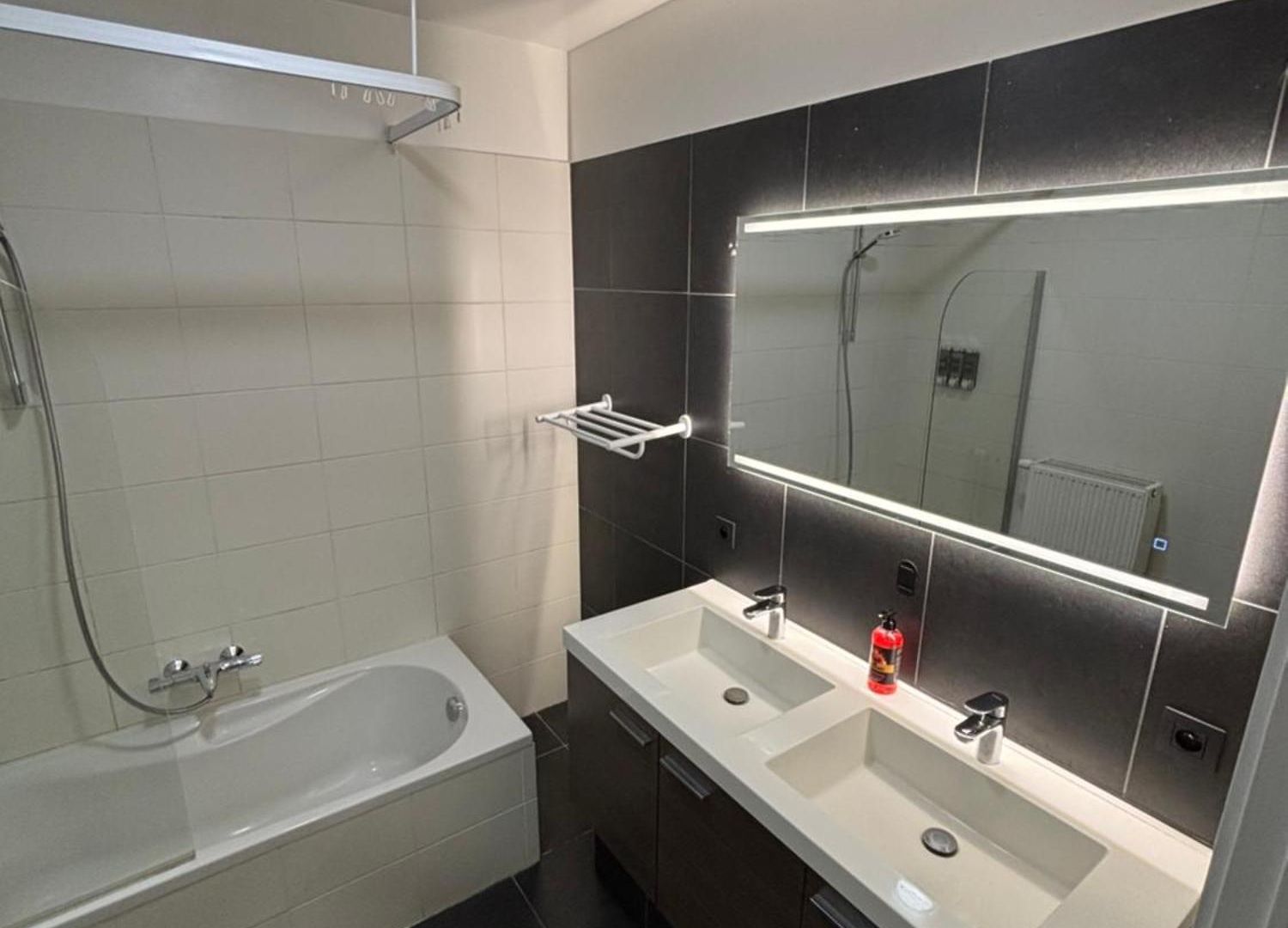 Stylish, Modern & Spacious In Apartment