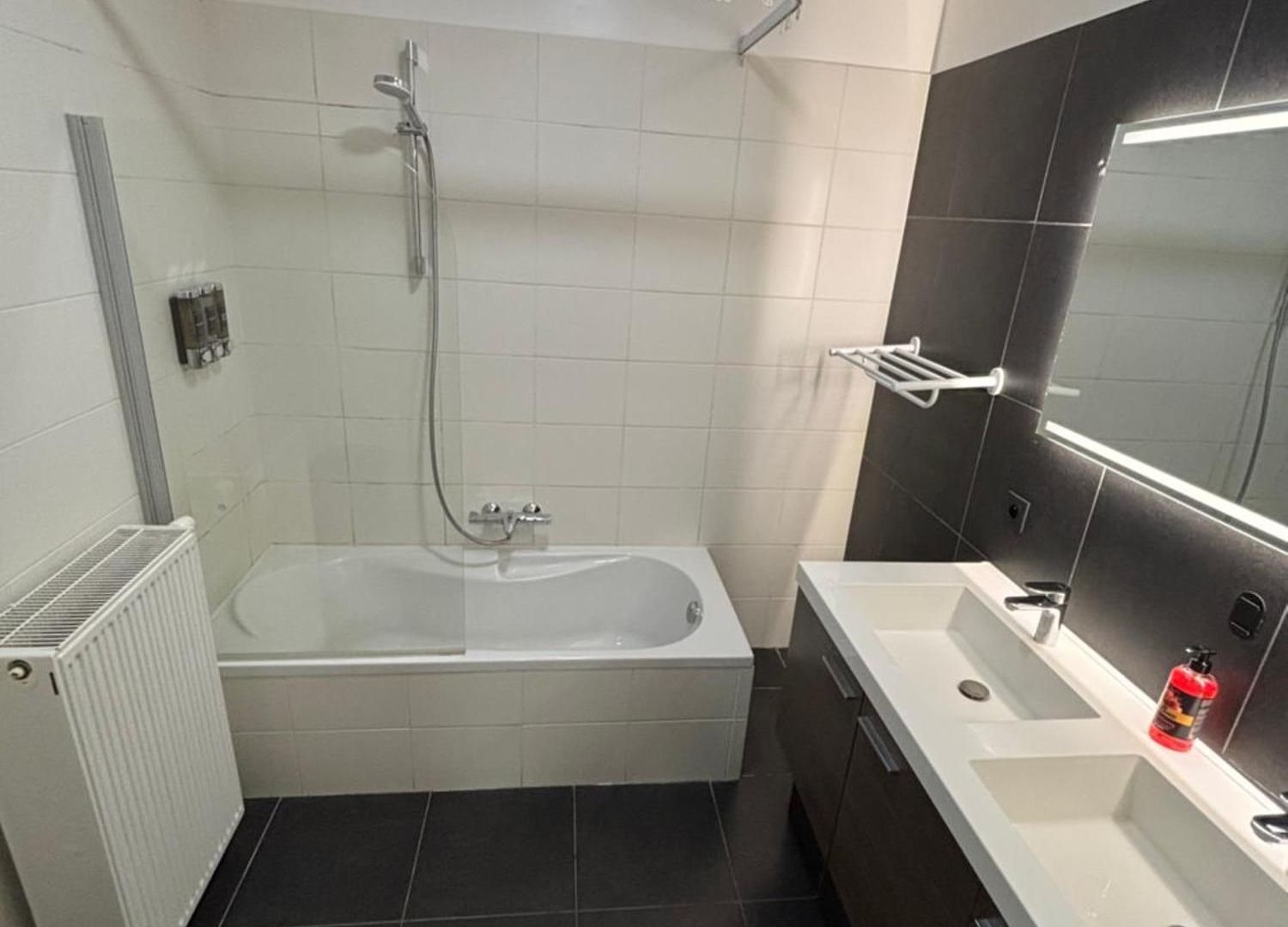 Stylish, Modern & Spacious In Apartment