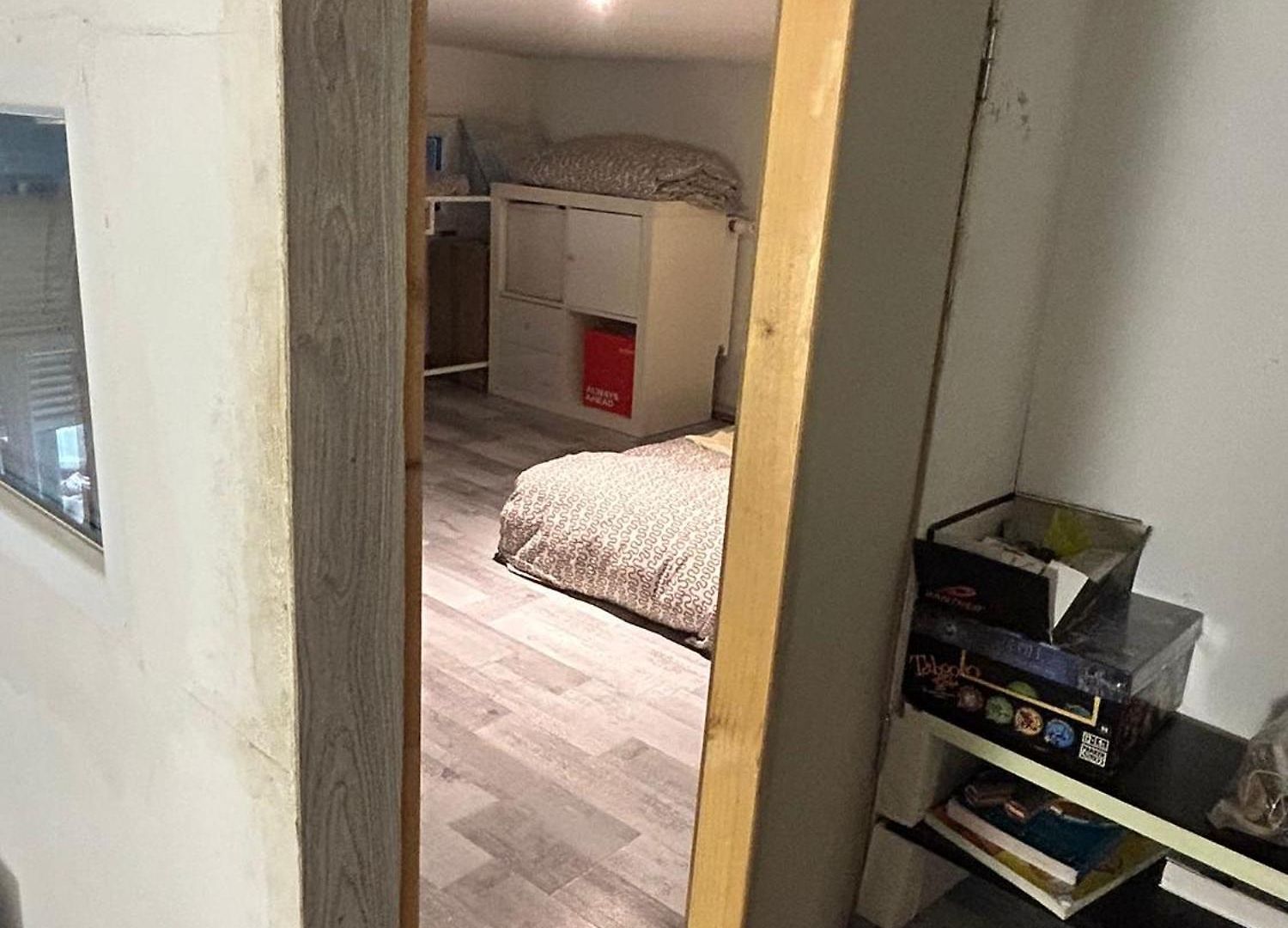 Homestay Belle De 1,30 Cm De Hauteur A Midi