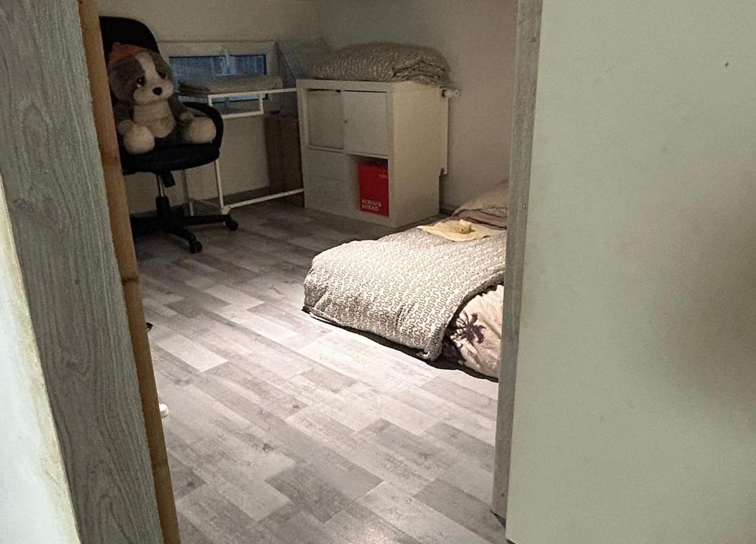 Homestay Belle De 1,30 Cm De Hauteur A Midi