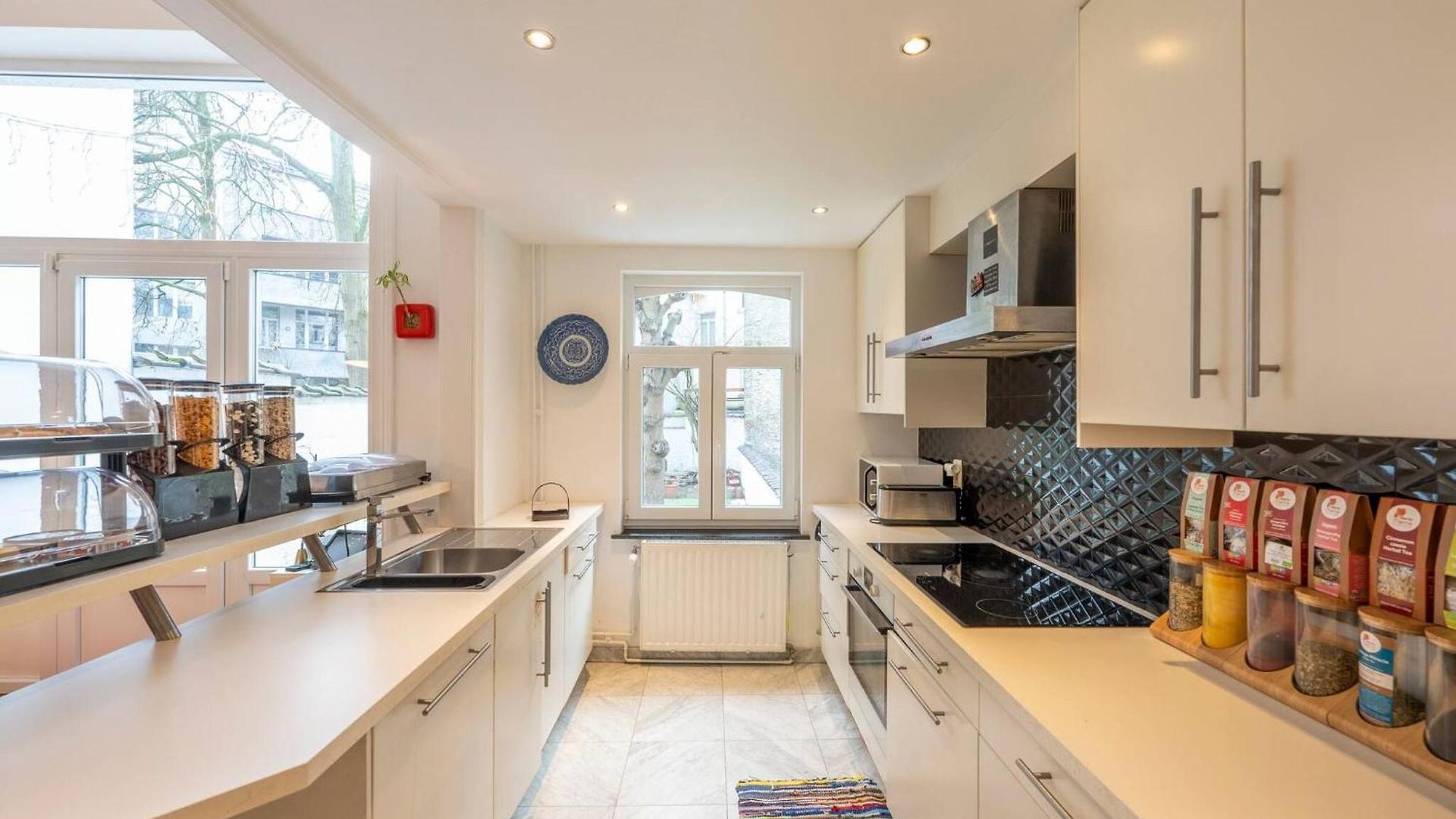 Euro Edens Cosy Historic In Jacuzzi, Garden, Location 3* Brussels