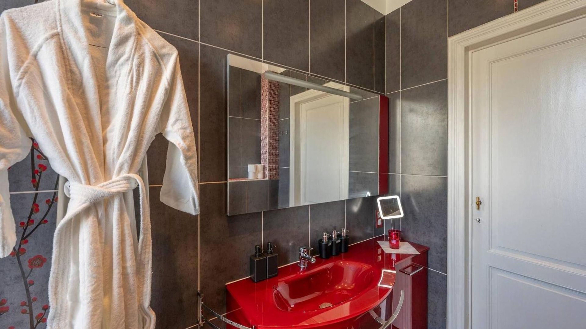 Euro Edens Cosy Historic In Jacuzzi, Garden, Location Guest house 3*