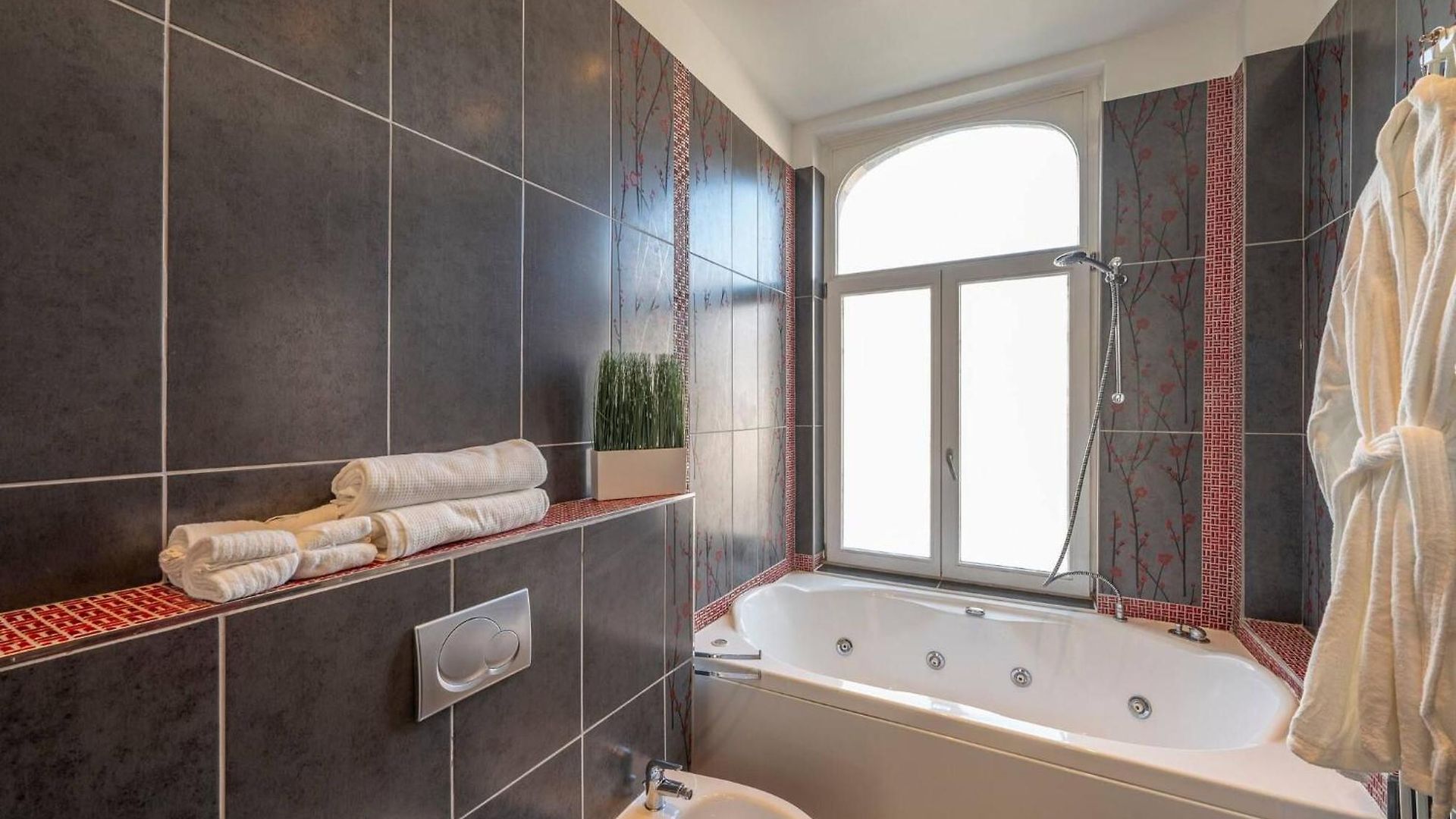 Guest house Euro Edens Cosy Historic In Jacuzzi, Garden, Location