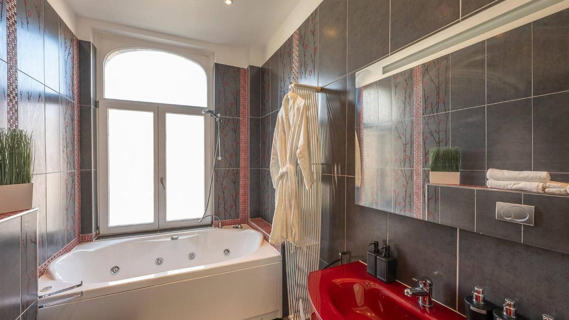 Guest house Euro Edens Cosy Historic In Jacuzzi, Garden, Location Brussels