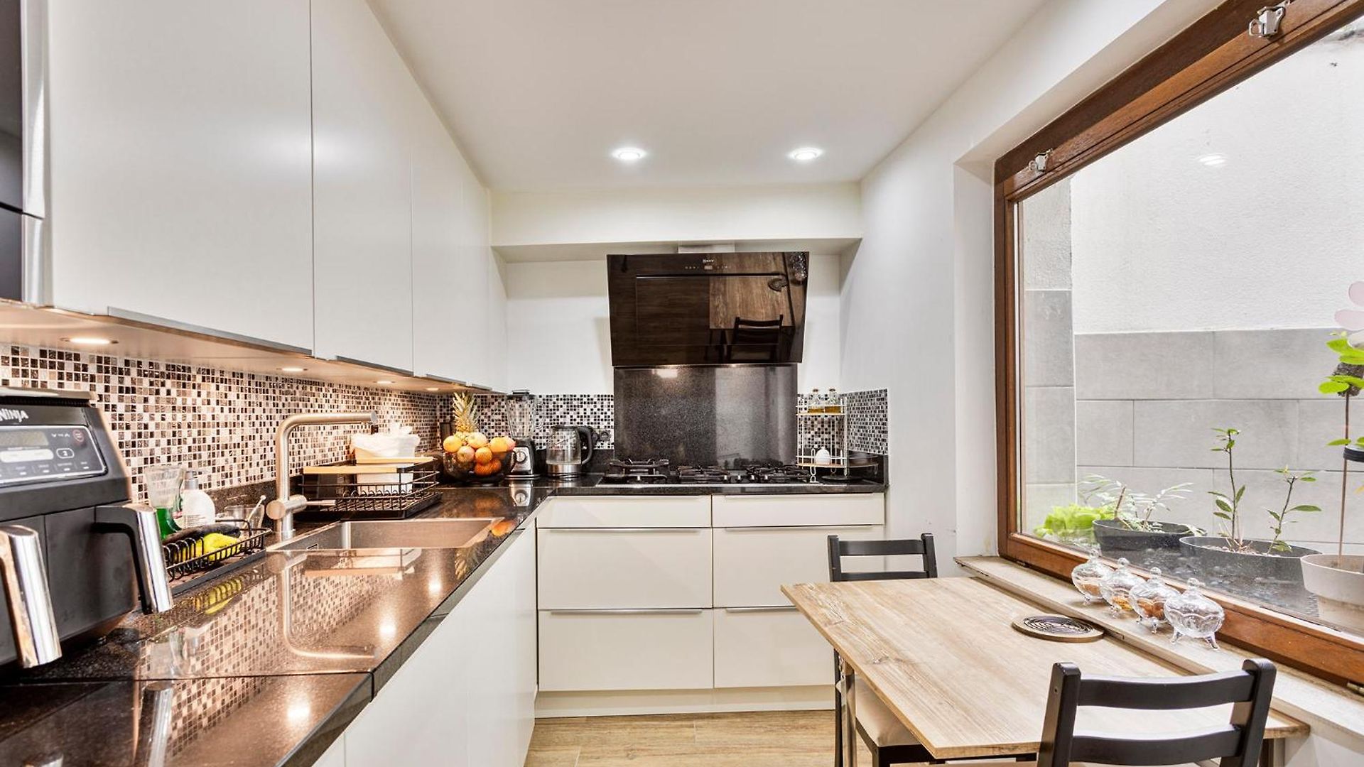 Et Dans Un Immeuble Homestay *
