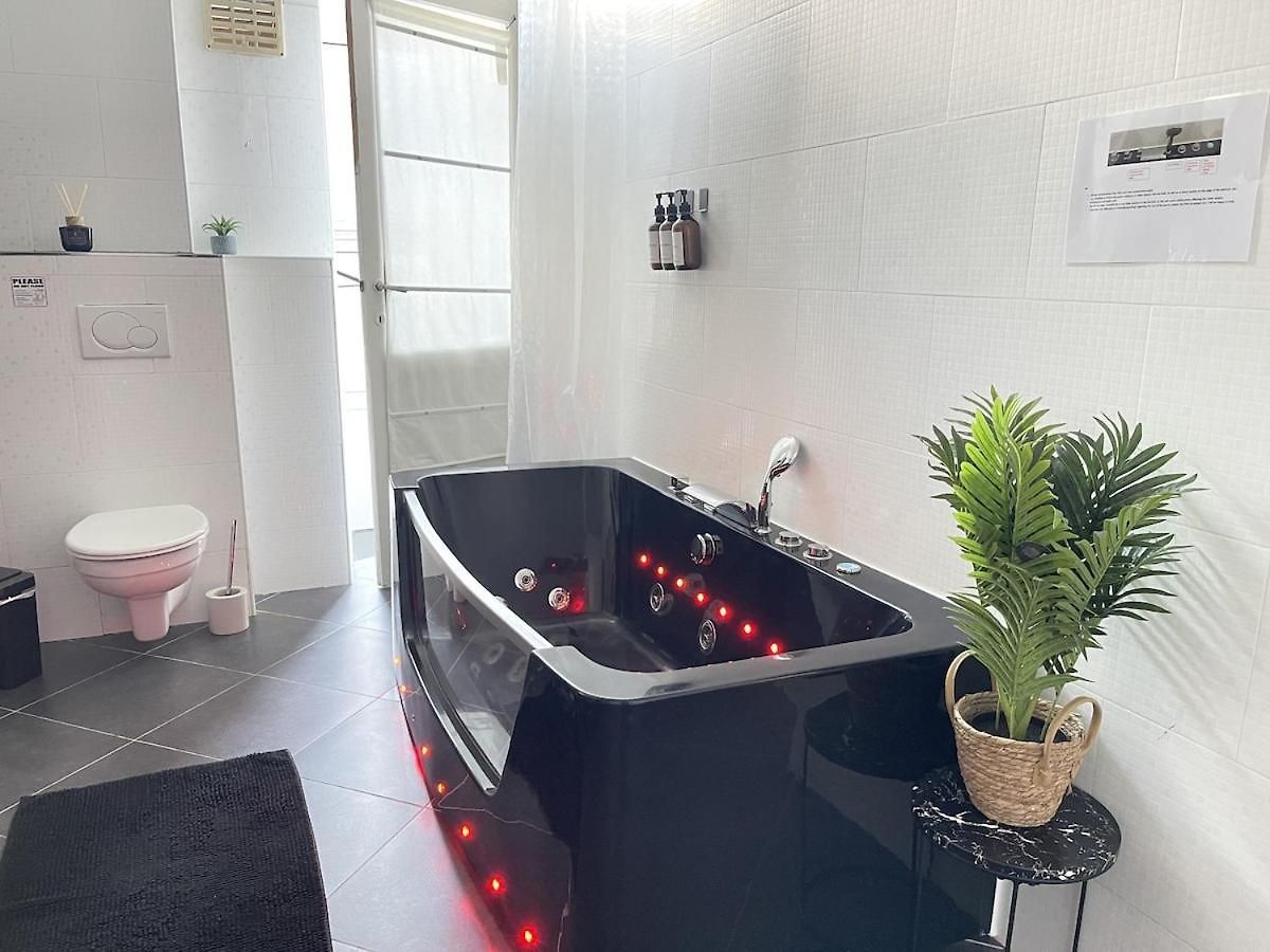Beautiful With Jacuzzi Apartment *