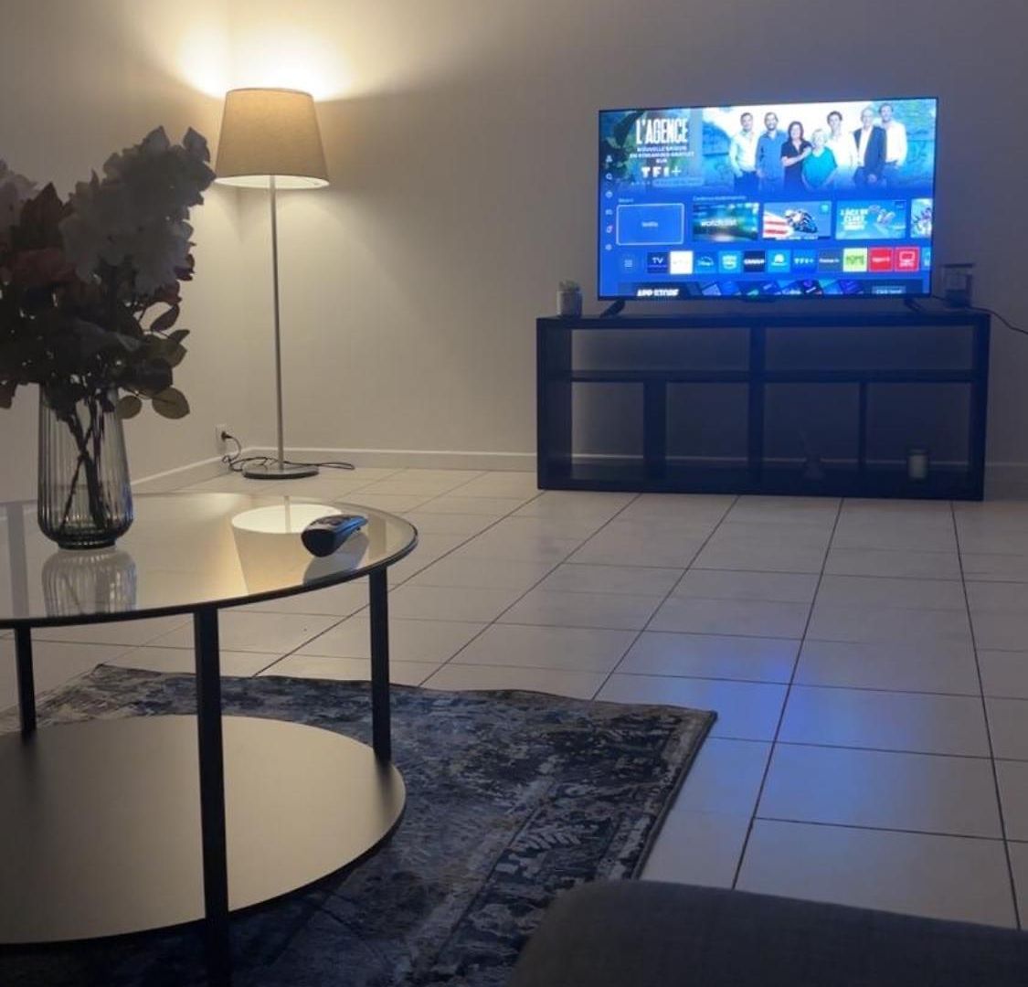 Modern 1br And Sofa Bed Near Airport Apartment *