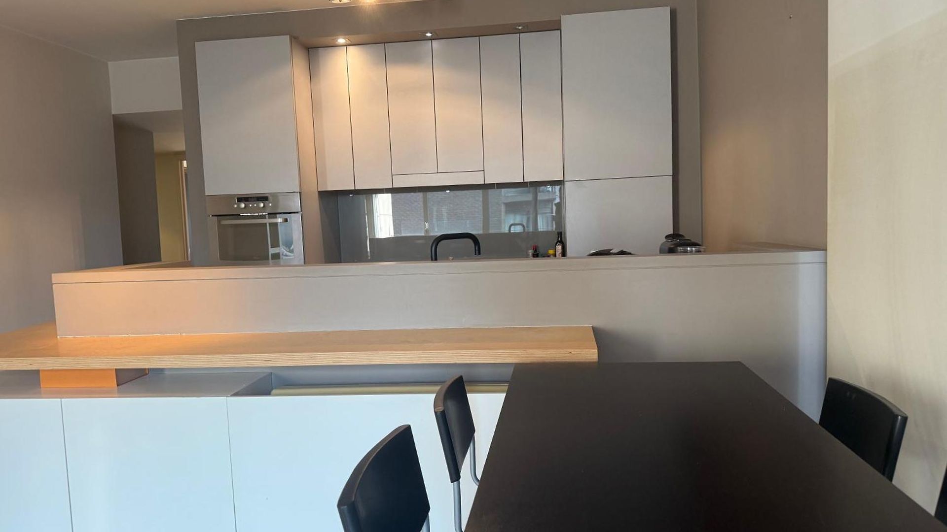 With 2 Bedrooms - Sleeps 6 *