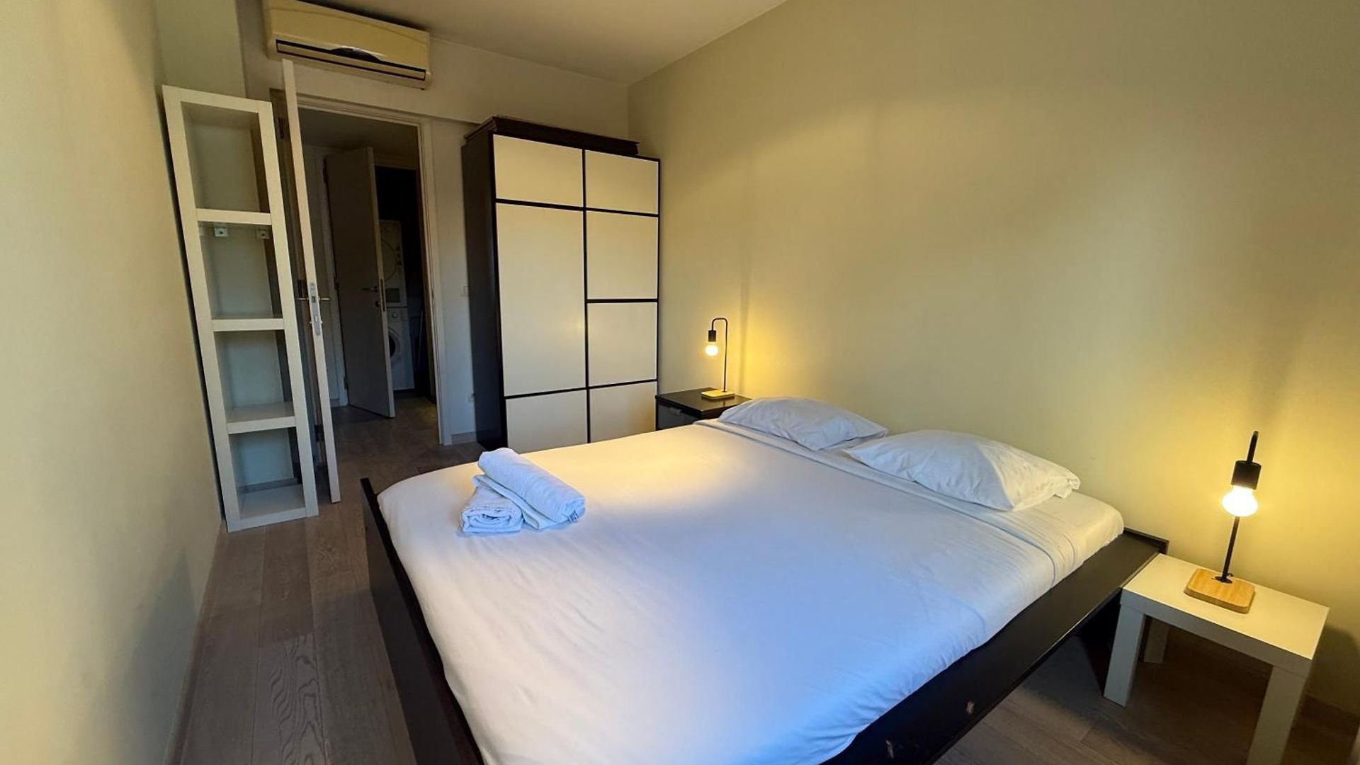 With 2 Bedrooms - Sleeps 6 *