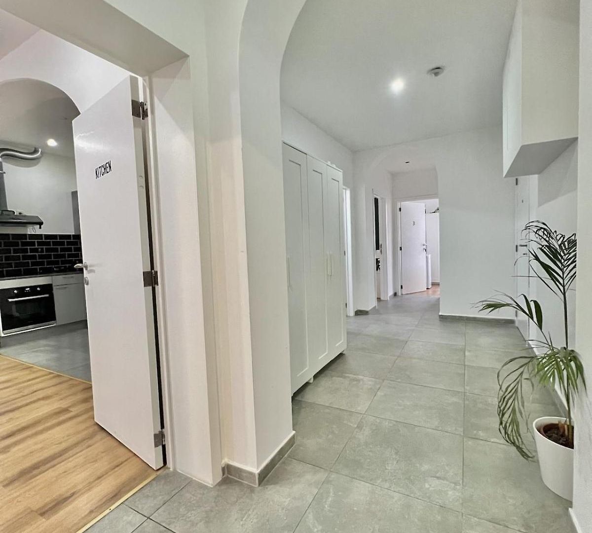 Spacious For 6 Near Center Of