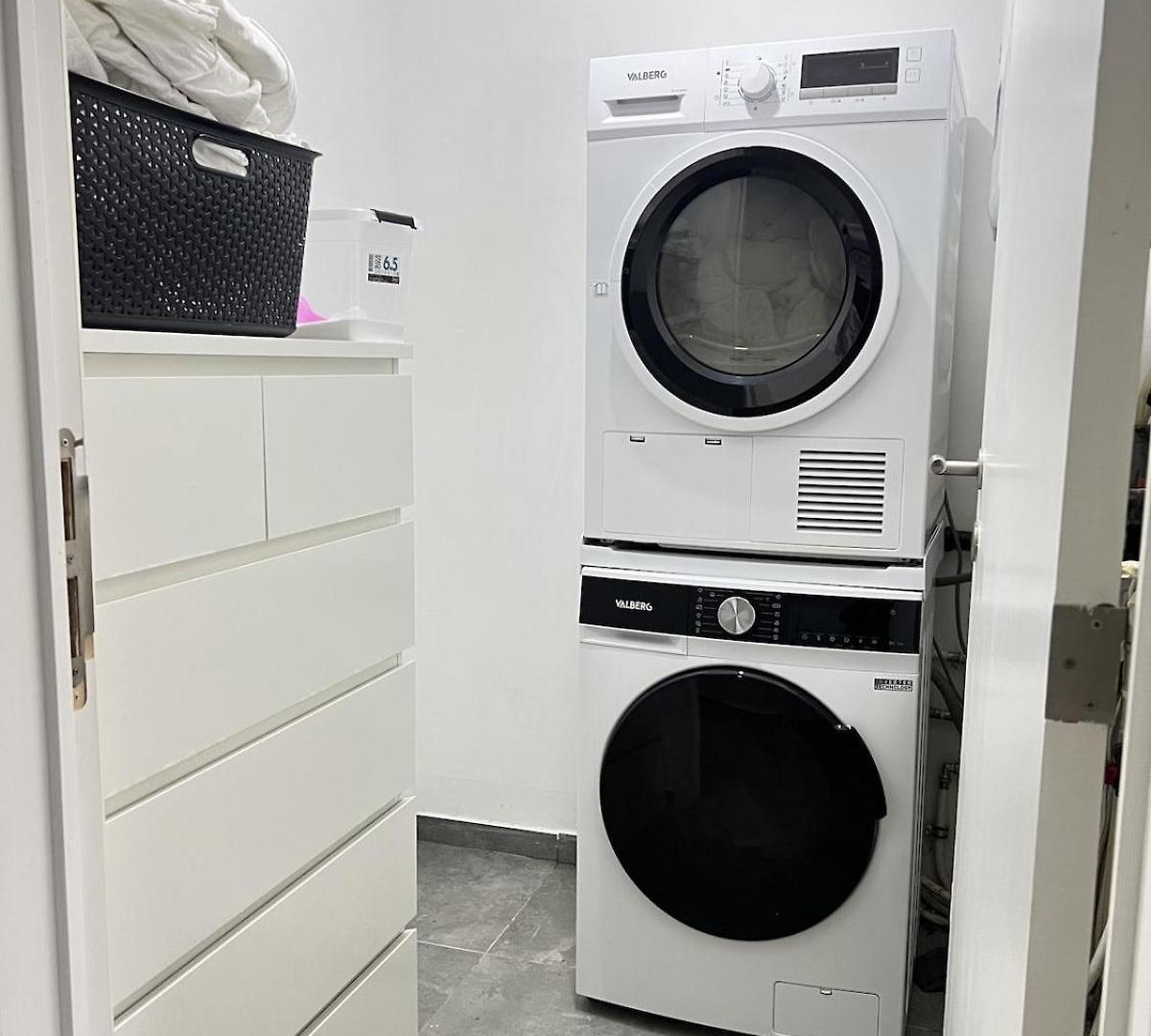 Spacious For 6 Near Center Of