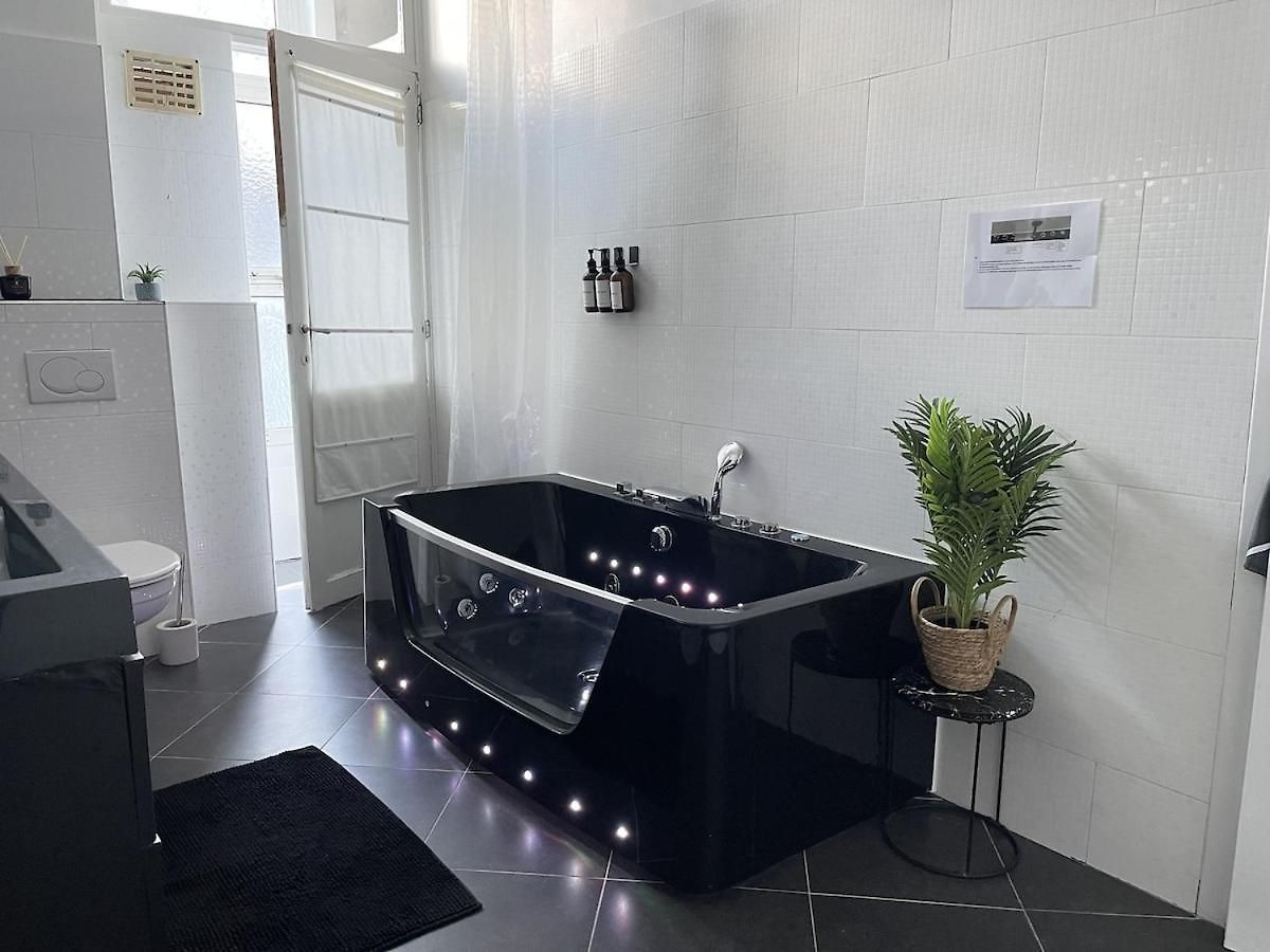 Beautiful With Jacuzzi Apartment *