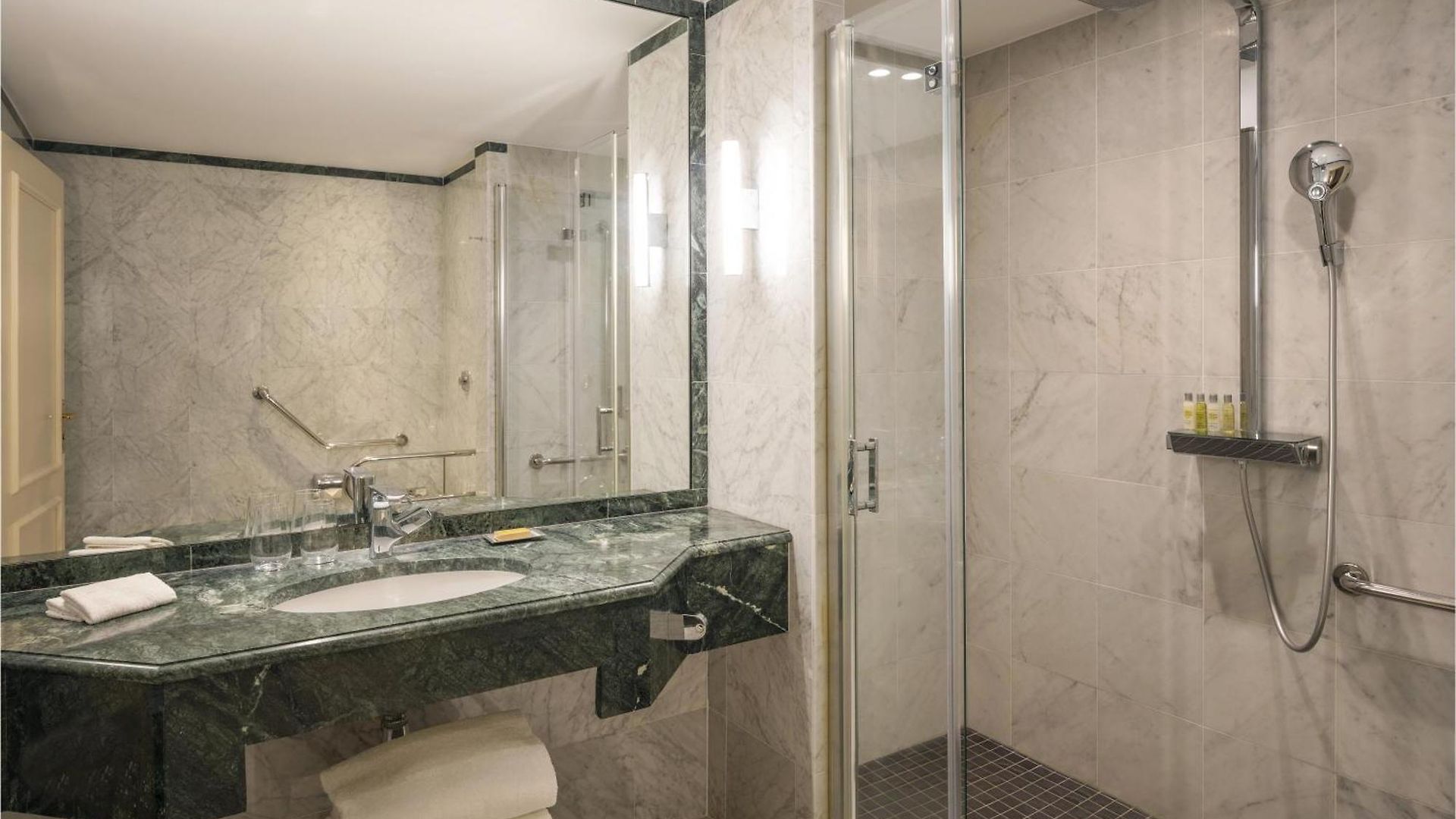 Hilton Grand Place Hotel 4*