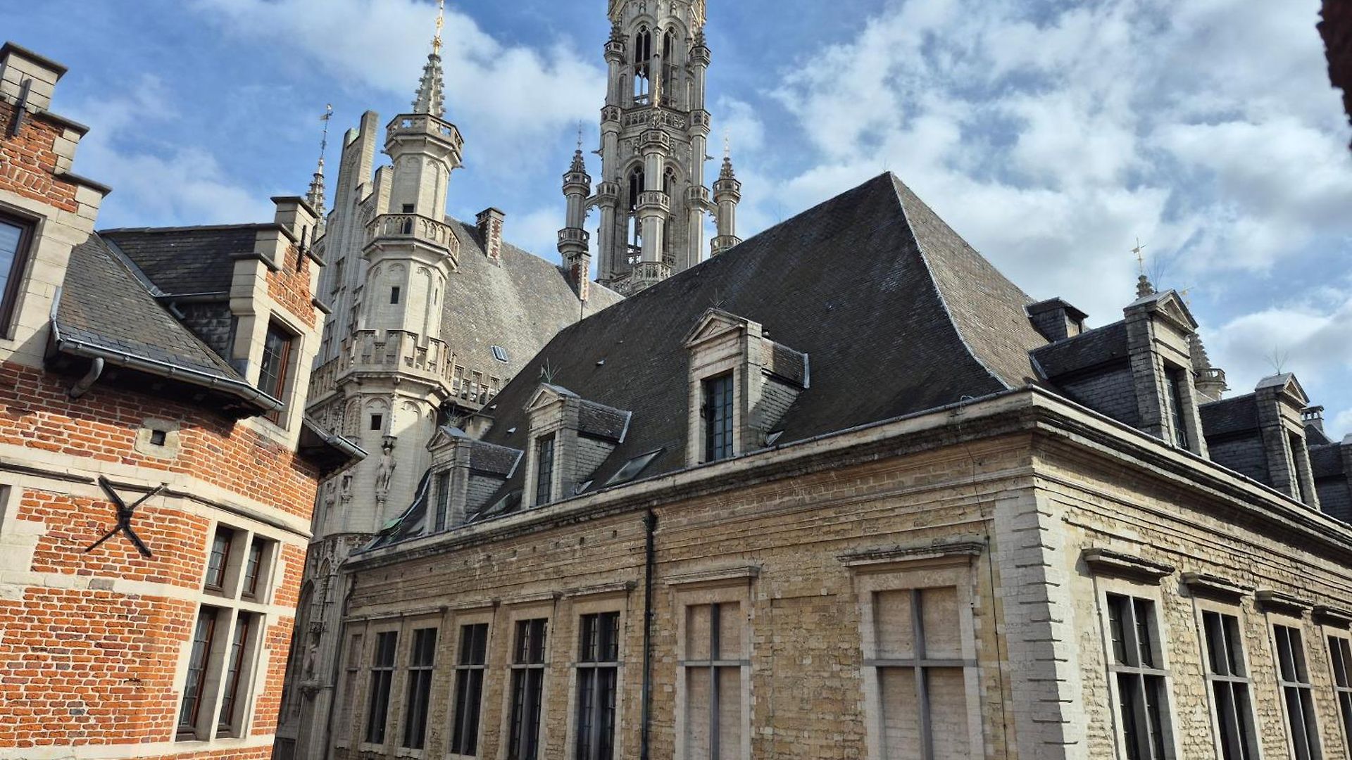 Les Pieds A La Grande Place Apartment