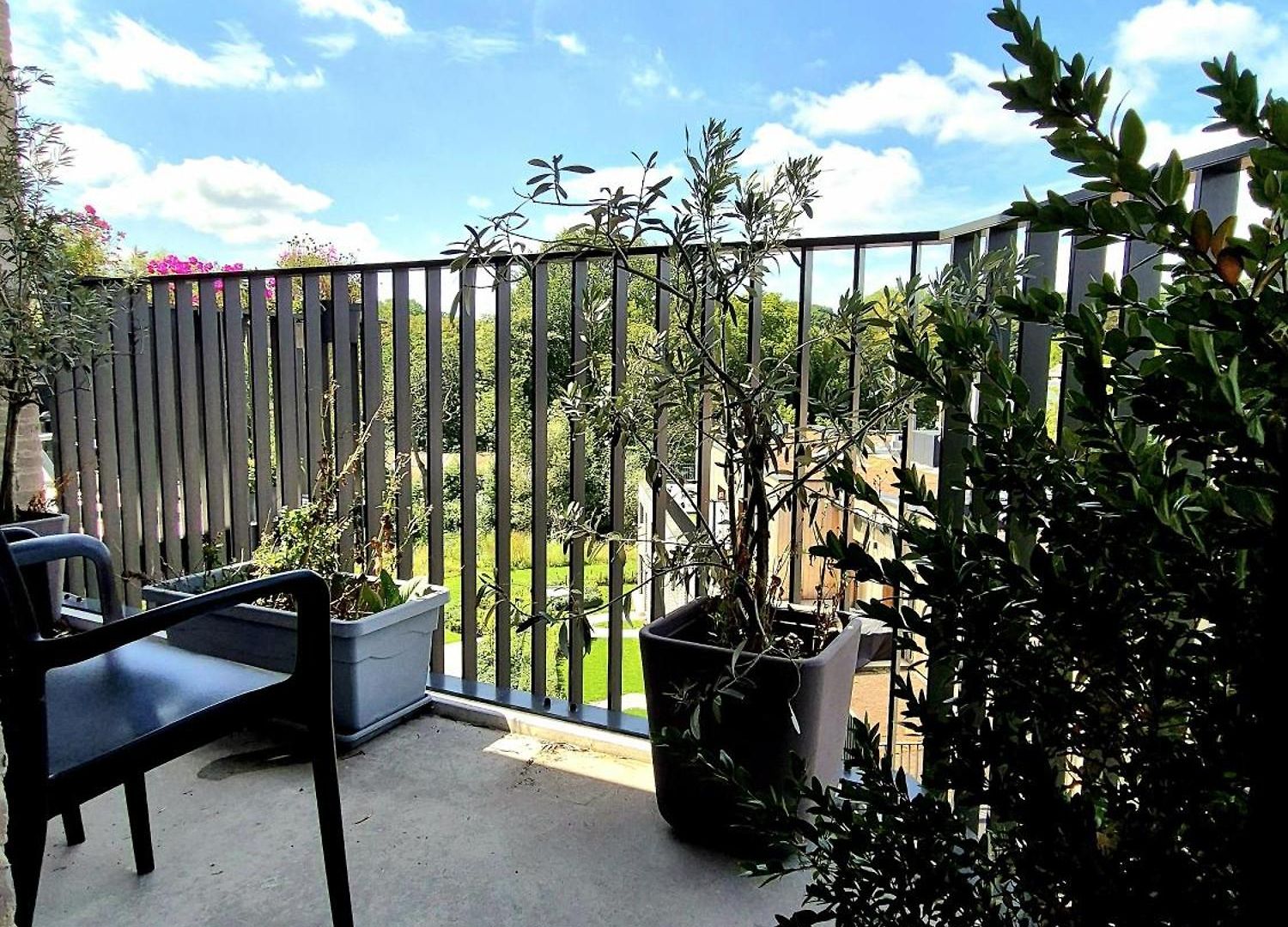 Richy Stylish Balcony Brussels- Garden View- Shared Bathroom- Inclusive Brussels