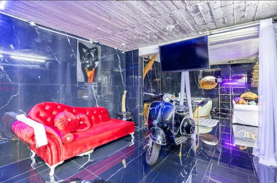 Villa & Wellness Area Jacuzzi Sauna Massage Table Brussel