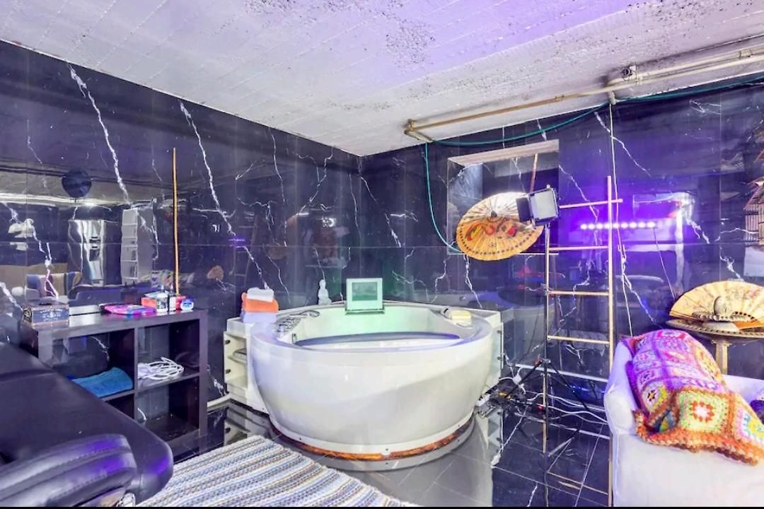 Villa & Wellness Area Jacuzzi Sauna Massage Table