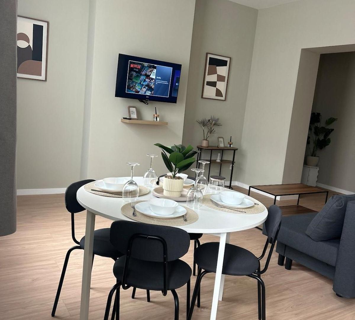Elegant Renovated 2 Bedrooms Close To Transport *